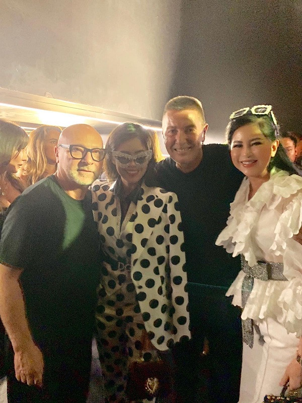 Tiên Nguyễn và mẹ chụp ảnh cùng hai nhà thiết kế của Dolce & Gabbana.