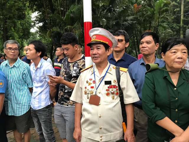 Quân phục, cảnh phục cùng huân huy chương trang nghiêm chờ đón linh cữu Chủ tịch nước (Ảnh: Quang Phong).