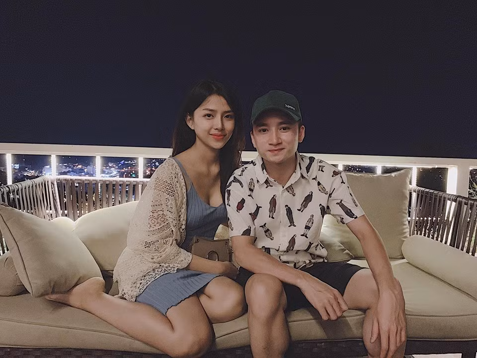 Phan Mạnh Quỳnh bên bạn gái.