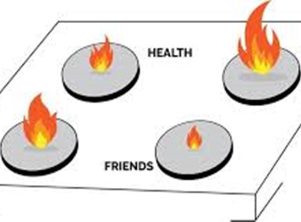 Bạn sẽ không thể bật to cả 4 cái bếp, mà chỉ được 2 bếp to, 2 bếp nhỏ (hoặc tắt) thôi.