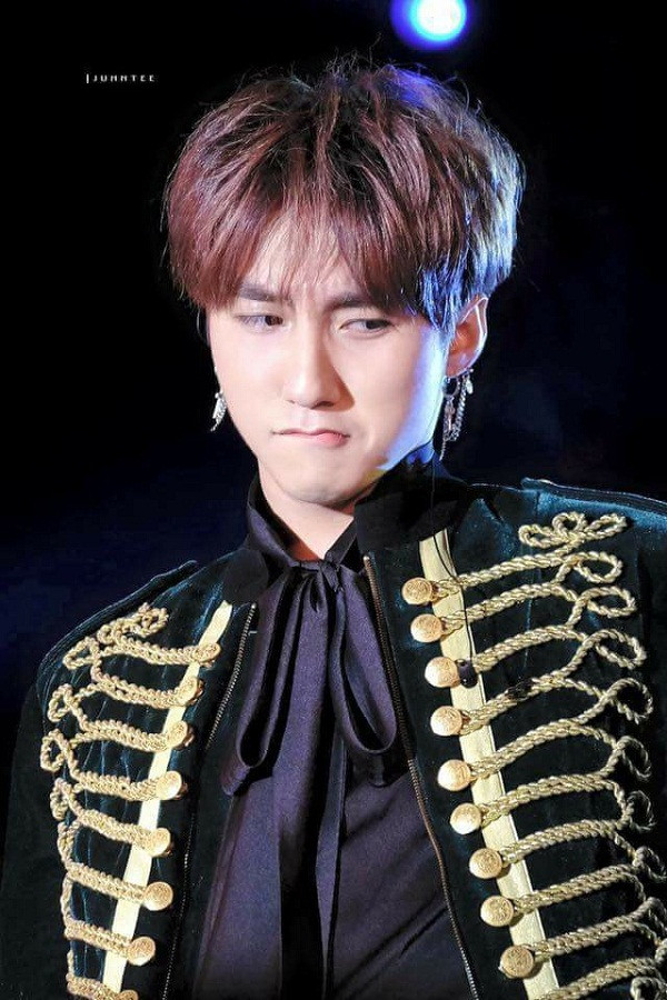 Nhiều khi lại chẳng khác gì một chàng hoàng tử trên sân khấu.