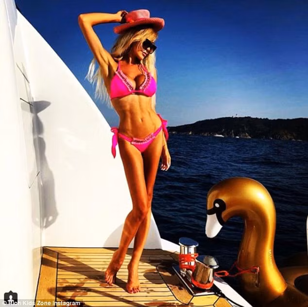 Một cô gái khác trong nhóm khoe khoảnh khắc nóng bỏng trong bộ bikini, tắm nắng ở siêu du thuyền sang trọng khi du lịch khắp thế giới.