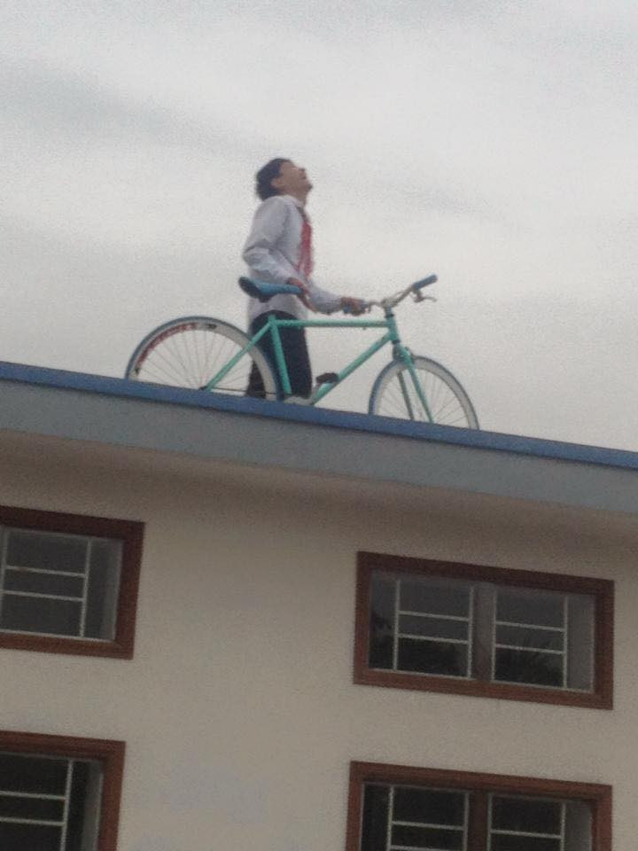 "Sau khi đánh tan giặc Xiêm, thánh Đức liền cưỡi xe đạp sờ pót bay lên giời, kịp thời cười vang oán vọng giai nhân... trên mái nhà vệ sinh giáo viên trường tớ, và đứa trong ảnh tên Đức", bạn Ngô Thị Tâm hài hước bình luận.