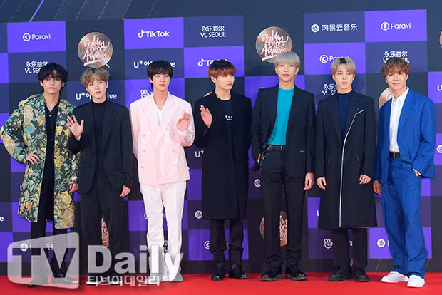Ngày 5/1 vừa qua, các chàng trai BTS đã đại thắng lễ trao giải Golden Disc Awards 2020 và bên cạnh những giải thưởng danh giá, thì cú ngã của V cũng khiến dân tình xôn xao.