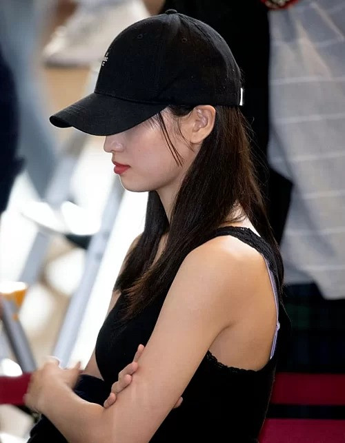 Momo (Twice) mới đây cũng bị chê vì lộ rõ dây áo ngực màu tím tại sân bay.