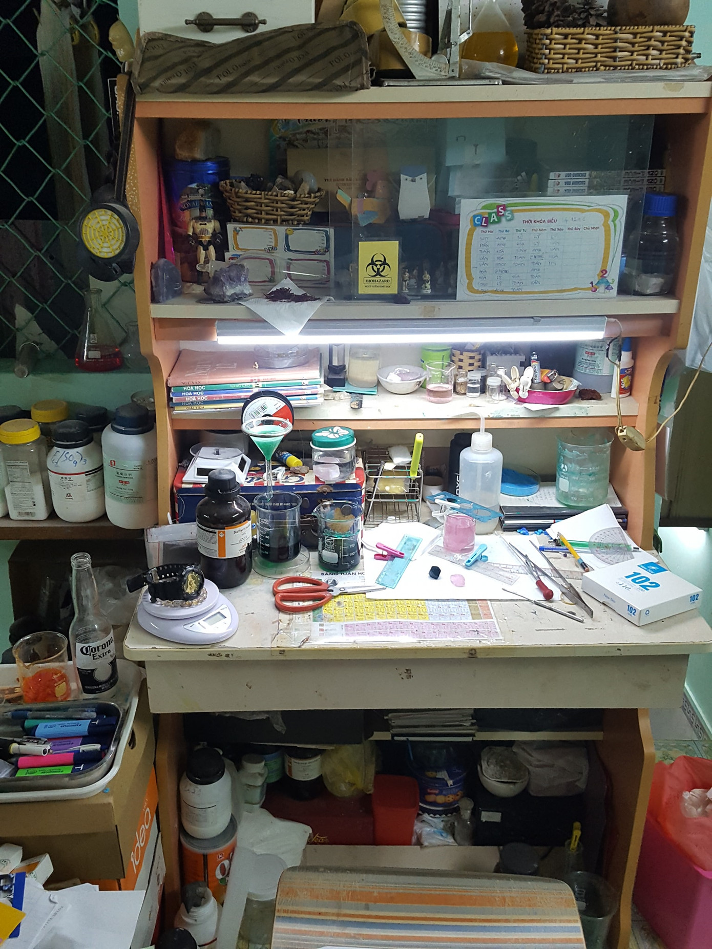 Bàn học của một cậu bạn chuyên Hóa “Bằng này hóa chất cũng không thể làm mòn trái tim crush!”