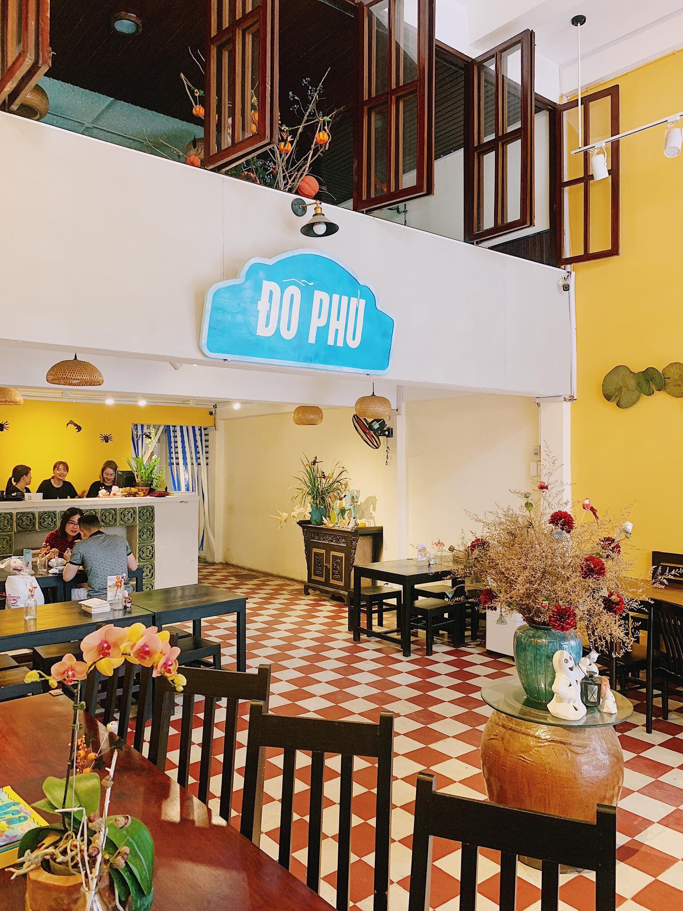 Không gian hoài cổ của quán rất dễ chịu.