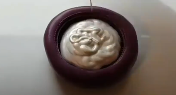 Đổ sơn vào khuôn để tạo hình...