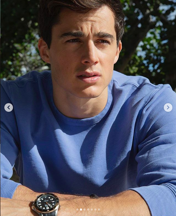 Thân hình và gương mặt điển trai "cực phẩm" của thầy giáo 8X.