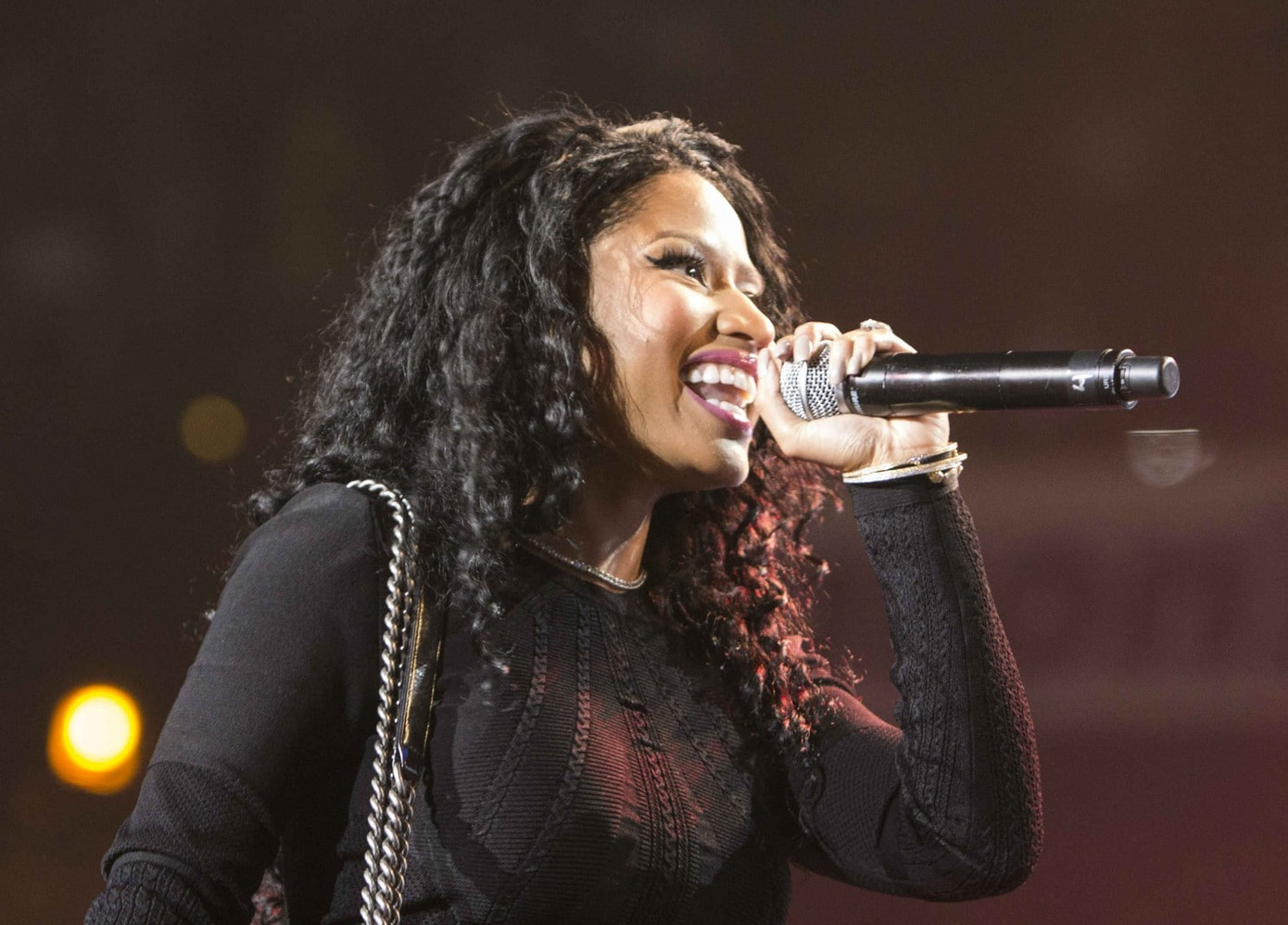 Fan đã có dịp chứng chiến một khía cạnh nữ tính khác với hình ảnh mạnh mẽ thường thấy của Nicki.