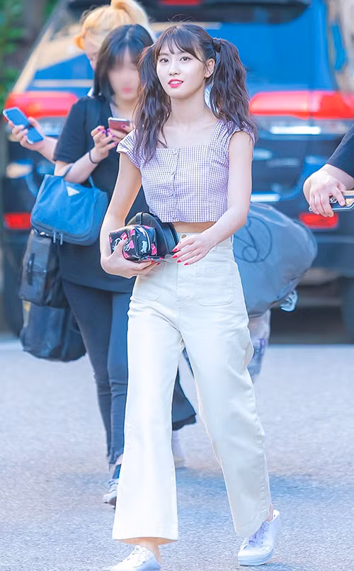 Bạn gái của Heechul (Super Junior) đặc biệt thích diện croptop cùng quần ống rộng.