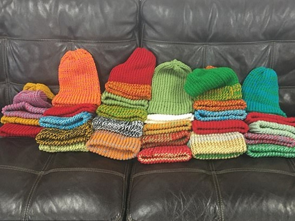 Những chiếc mũ được người dân địa phương gửi tới bác Charles, để tặng cho người vô gia cư.