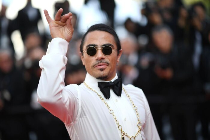 Salt Bae từng phục vụ không ít người nổi tiếng như gia đình Messi, Ronaldo, Beckham huyền thoại bóng đá Diego Maradona,… (Ảnh: Extra.ie)