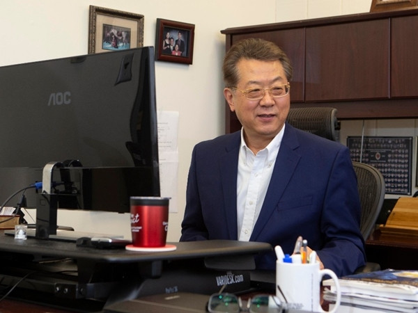 Chong Ahn – giáo sư chuyên nghiên cứu của khoa Kỹ thuật và Khoa học Ứng dụng, Đại học Cincinnati.