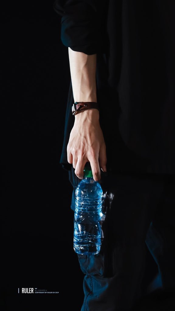 Do V (BTS) rất chăm tập thể thao nên cánh tay anh chàng cũng nổi rõ các búi cơ, nhìn nam tính vô cùng.