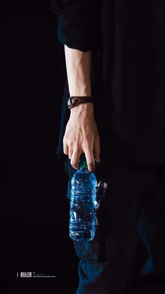 Do V (BTS) rất chăm tập thể thao nên cánh tay anh chàng cũng nổi rõ các búi cơ, nhìn nam tính vô cùng.