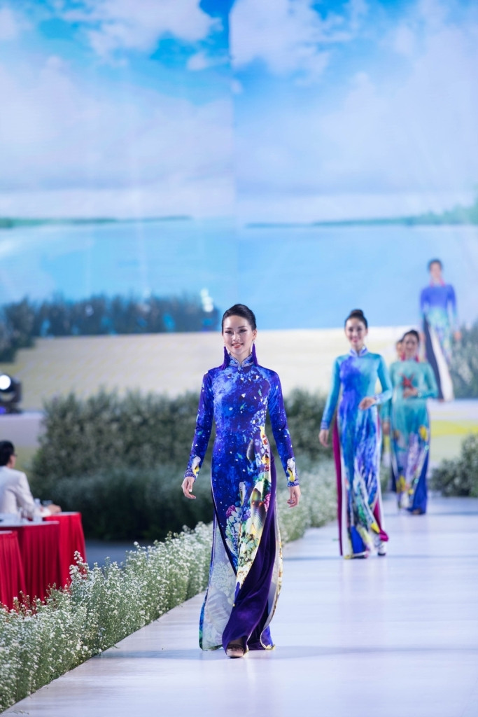 Với 3 phần trình diễn ấn tượng: Rừng U Minh Thượng, Hang động và Biển, Khát vọng vươn xa, BST mang đến những thiết kế độc đáo, truyền tải mạnh mẽ thông điệp về bảo vệ môi trường và quảng bá vẻ đẹp thiên nhiên, đất nước Việt Nam tới du khách. Với 3 phần trình diễn ấn tượng: Rừng U Minh Thượng, Hang động và Biển, Khát vọng vươn xa, BST mang đến những thiết kế độc đáo, truyền tải mạnh mẽ thông điệp về bảo vệ môi trường và quảng bá vẻ đẹp thiên nhiên, đất nước Việt Nam tới du khách.