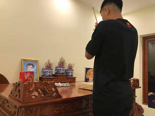 Đức Chinh thắp hương cho bố trong ngày tân gia.