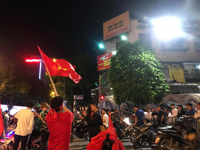 Một cổ động viên cao tuổi ăn mừng trước chiến thắng của tuyển Việt Nam trước Philipines với tỷ số 2:1