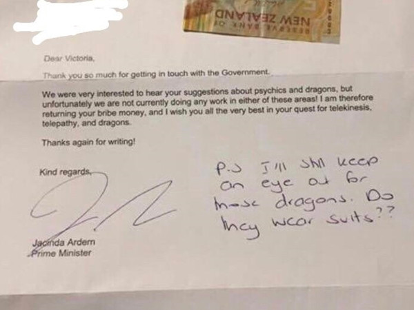 Bức thư của Thủ tướng New Zealand, kèm tờ tiền trả lại cô bé Victoria.