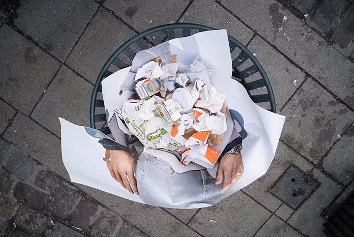 Khoảnh khắc thú vị từ sự trùng hợp bất ngờ của những sự vật bình thường, ngay cả từ một…thùng rác.