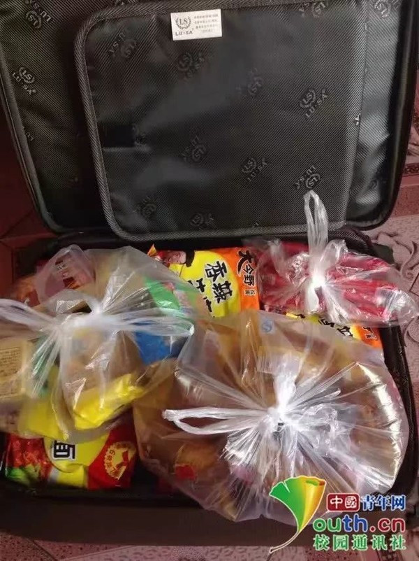 Toàn bộ bánh kẹo ăn Tết của cả gia đình nằm trong vali này.