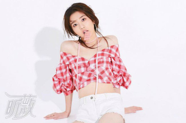 Chẳng cần trang điểm nhiều hay ăn mặc cầu kỳ, sexy cô cũng dễ dàng tạo được sự thiện cảm với người đối diện.