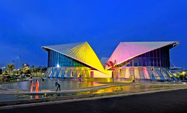 Không gian nhà hát buổi tối rất sang trọng, huyền ảo.