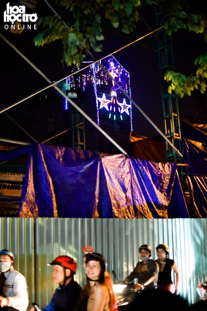 Đường khá nhỏ lại có những đoạn đang thi công nên tình trạng ùn tắc diễn ra. Tuy nhiên, nhiều người không lấy làm khó chịu mà cùng nhau tận hưởng bầu không khí nhộn nhịp.