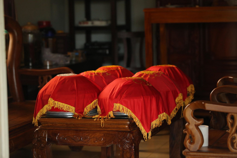 Tráp cưới được chuẩn bị sẵn sàng trước giờ G.