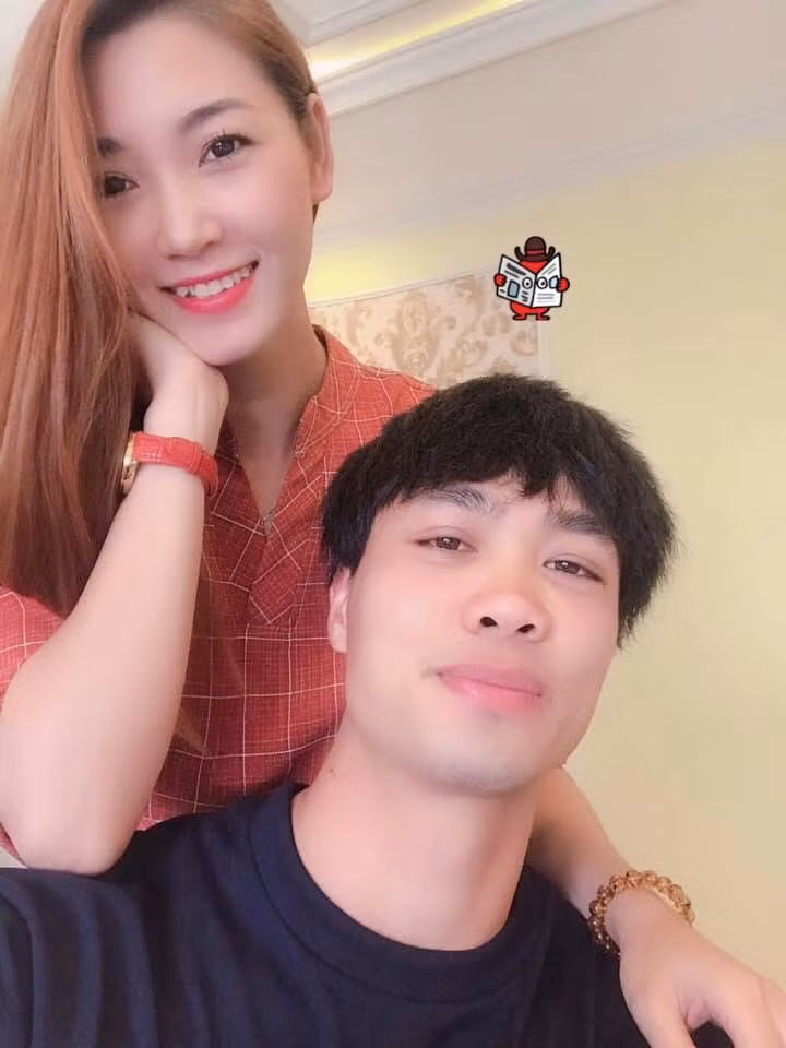 Công Phượng và cô gái có vẻ khá thân thiết khi chụp ảnh cùng.