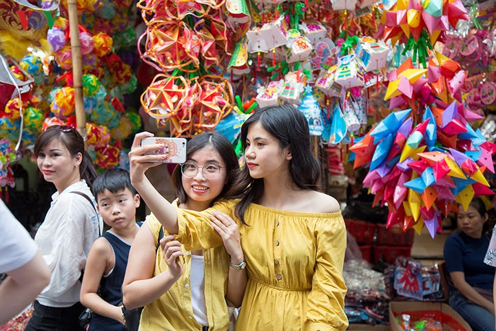 Trung thu cũng là dịp ghi dấu kỷ niệm của các bạn trẻ