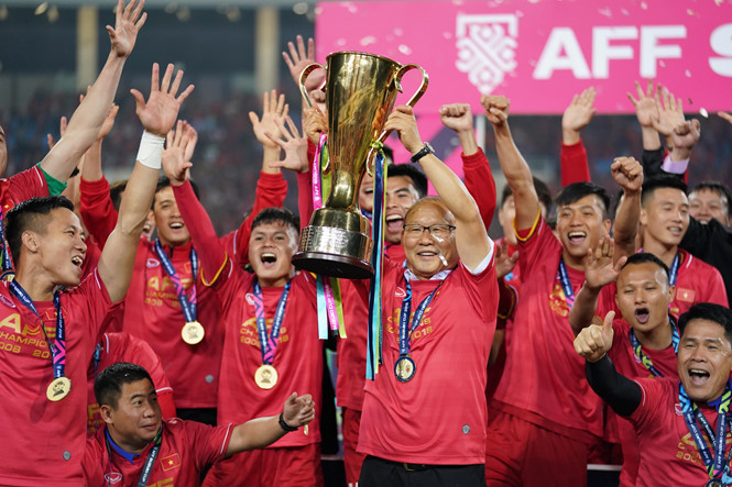 Đội tuyển Việt Nam và chiếc cúp vô địch AFF Cup 2018. Ảnh: ĐỘC LẬP. Đội tuyển Việt Nam và chiếc cúp vô địch AFF Cup 2018. Ảnh: ĐỘC LẬP.