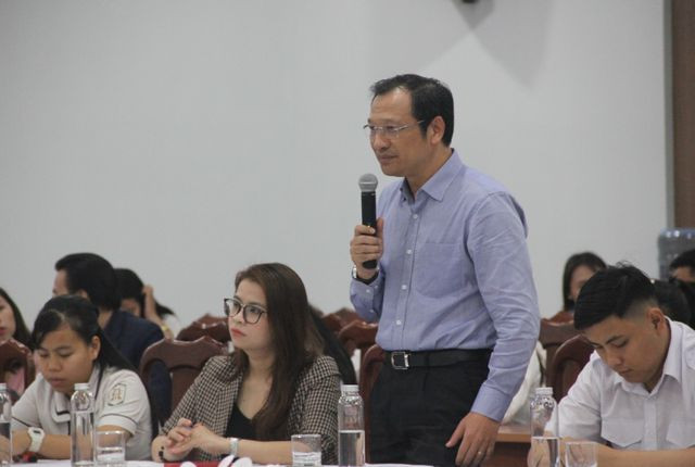 Ông Lê Hoài Nam, Phó Giám đốc Sở GD-ĐT TP.HCM trao đổi lại các ý kiến của học sinh.