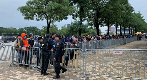 Cảnh sát khá an nhàn. Ảnh: Trần Tuấn Anh