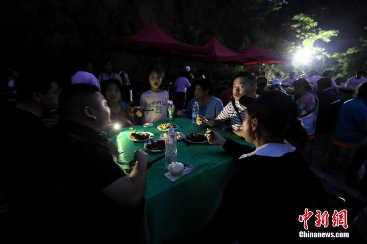 Dù trời tối nhưng lượng khách vẫn không có dấu hiệu giảm. Các thực khách còn tự thiết kế đèn sáng để có thể tiếp tục ăn uống.