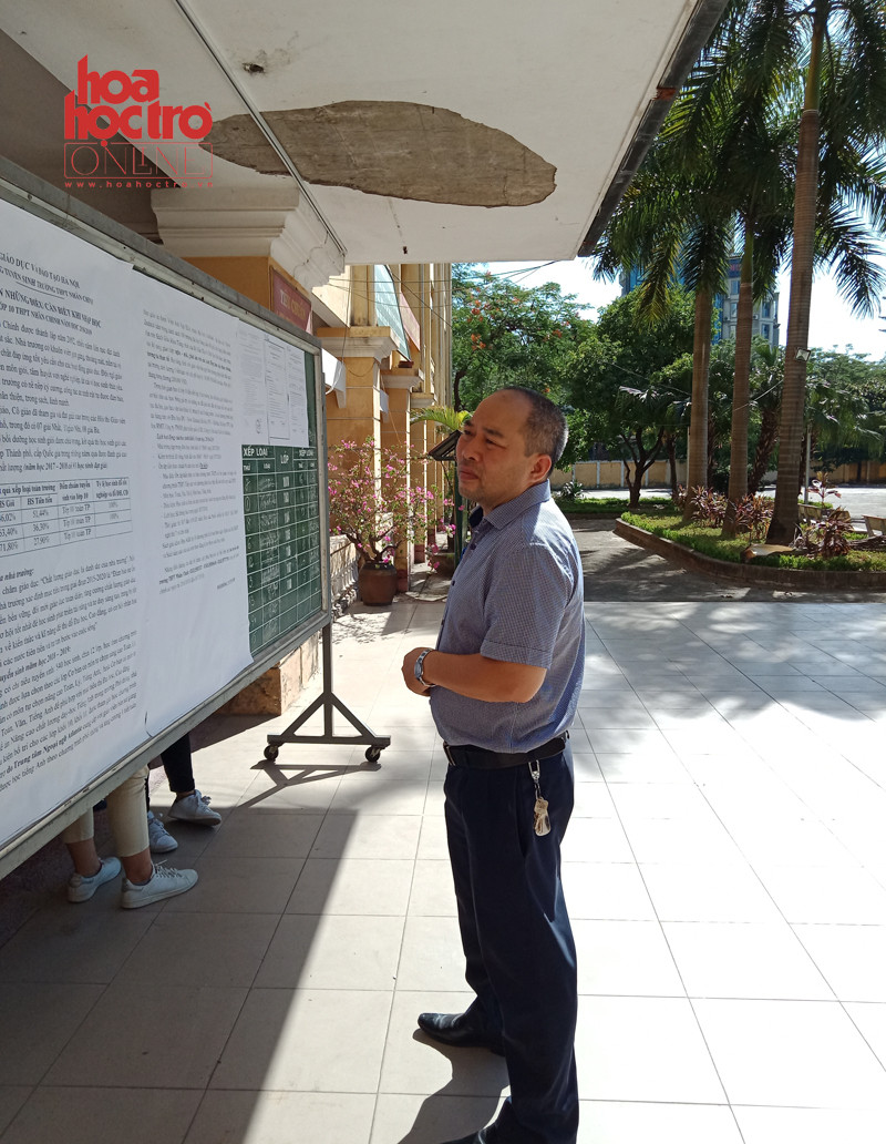 Nhiều phụ huynh không yên tâm phải xem đi xem lại điểm và danh sách học sinh nhiều lần để chắc chắn rằng con mình đã đỗ.