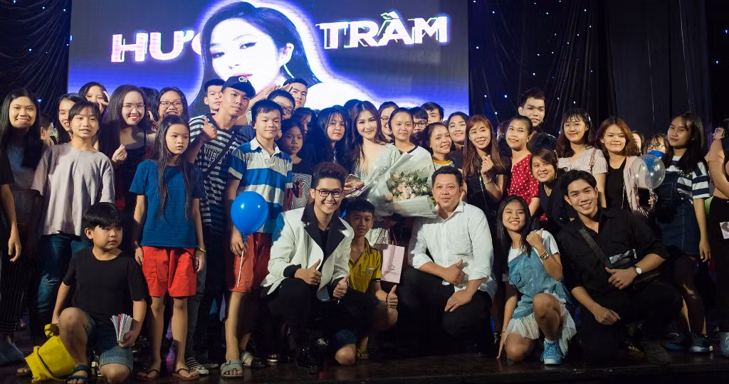 Ca khúc song ca của cả hai cũng khép lại buổi Fan Party đầy cảm xúc.