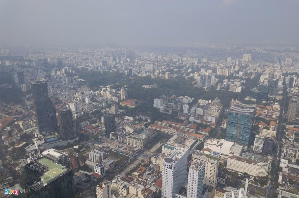 Khu vực trung tâm thành phố bị mù bao phủ, những nơi nhiều cây xanh tối hơn dù trời có nắng.