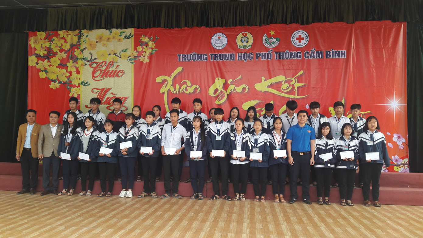 140 suất quà đã được trao tặng trong sự kiện ý nghĩa này nhằm động viên, khích lệ các bạn học sinh có hoàn cảnh khó khăn, vươn lên trong học tập.