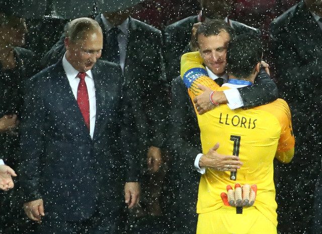 Tổng Macron dành cái ôm thật chặt cho thủ môn Hugo LLoris. (Ảnh: Reuters)