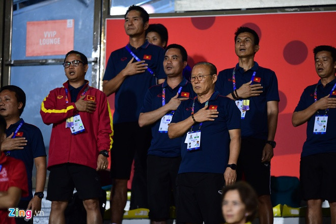 HLV Park Hang-seo cùng trợ lý cổ vũ tuyển nữ Việt Nam trong trận chung kết. Ảnh: Thuận Thắng.