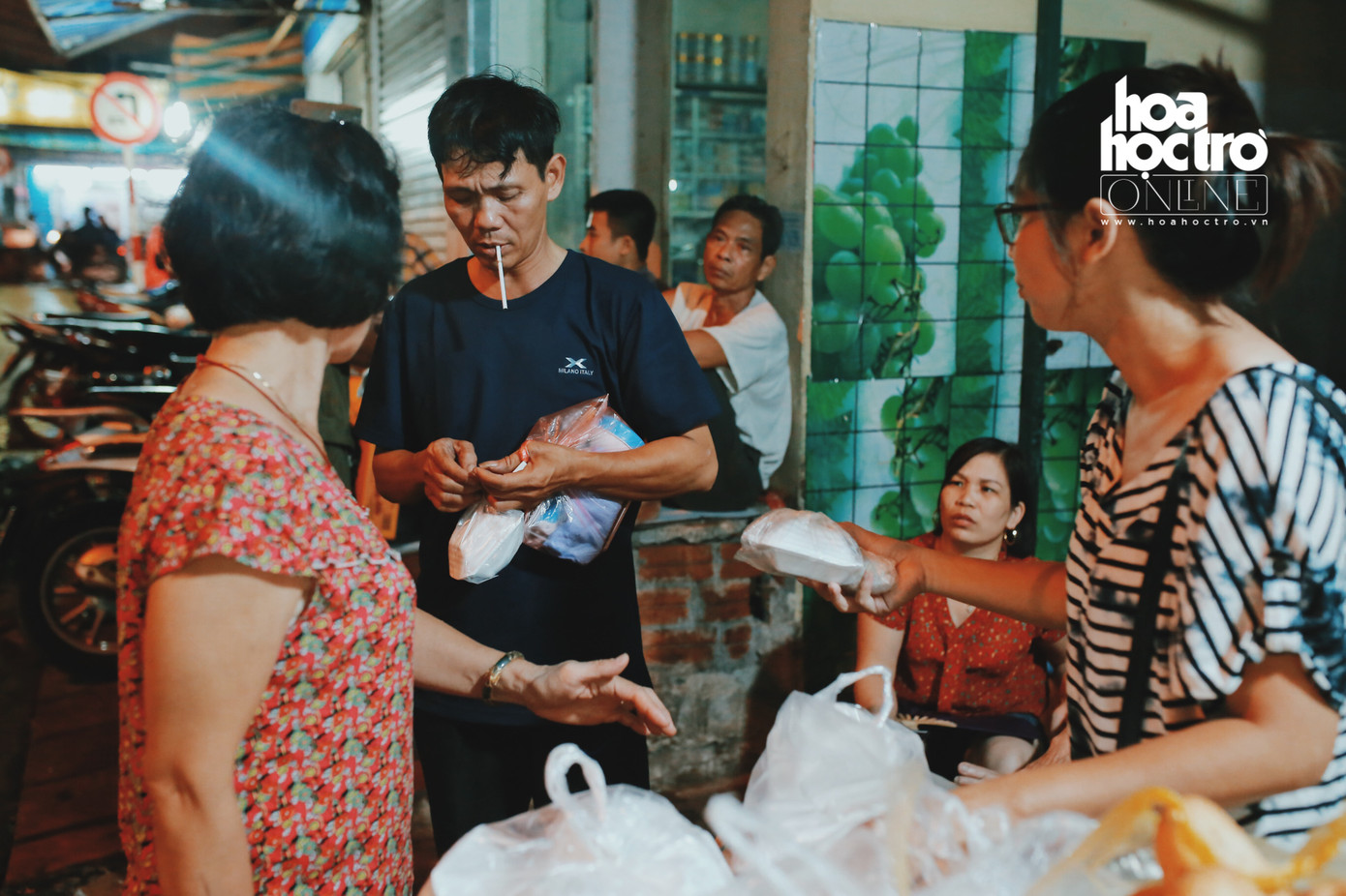 Chú Khương nhận phần xôi thiện nguyện của những nhà hảo tâm.