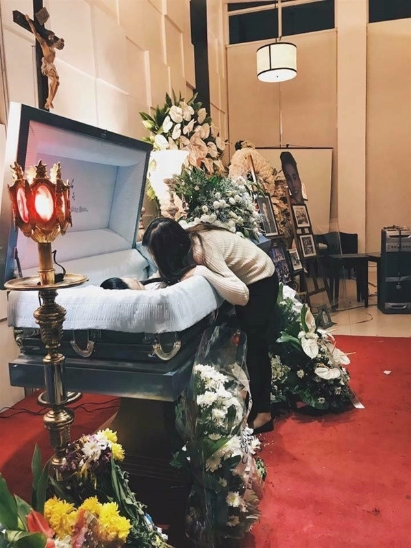 Thế nhưng sau gần 1 năm bên nhau, chỉ còn lại cô gái trên thế giới này.