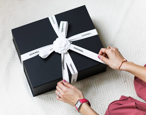 Nếu bạn đã từng mua đồ hiệu hoặc xem ảnh/clip về mở hộp đồ hiệu thì hẳn sẽ thấy mỗi hộp đồ đều được thắt dây ruy băng xinh xắn có in logo của thương hiệu. Thường thì người ta sẽ vứt bỏ những sợi ruy băng này, nhưng Jennie lại không.