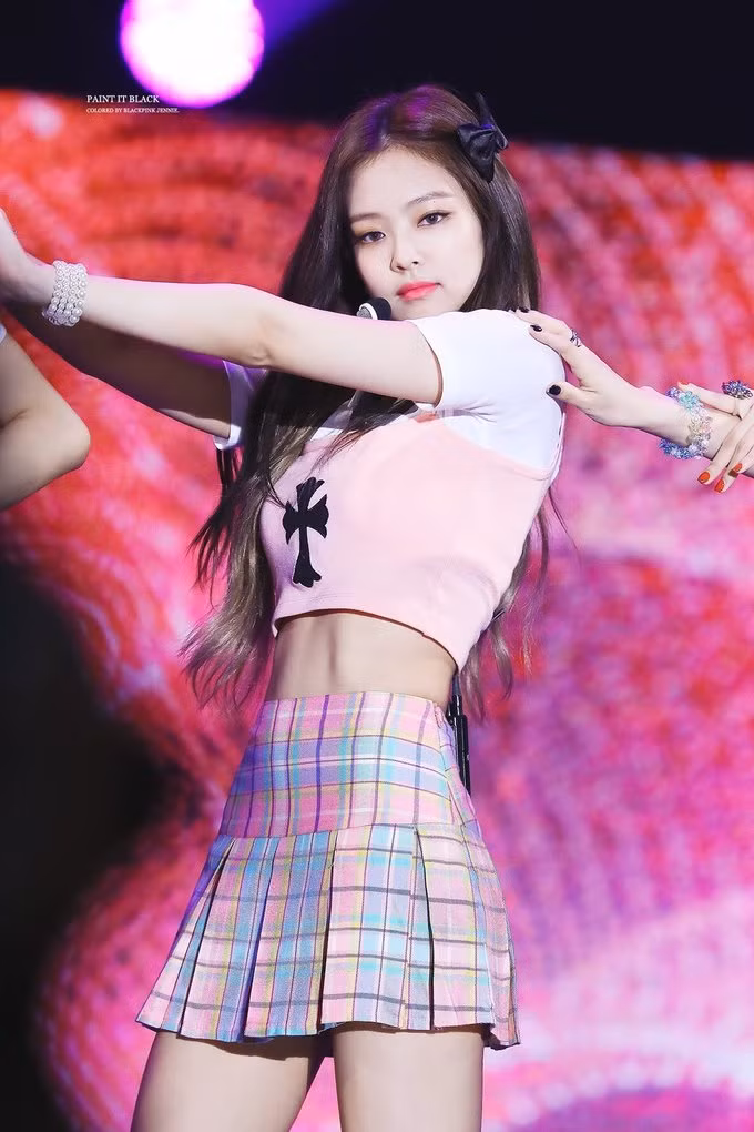 Không ai có thể rời mắt được Jennie khi cô nàng diện set crop-top cùng chân váy kẻ khoe vòng eo 58 này.