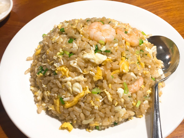 Cơm chiên thần thánh ngon xỉu luôn, hương vị xì dầu quen thuộc, bạn có thể chọn gạo trắng hoặc gạo lứt trắng.