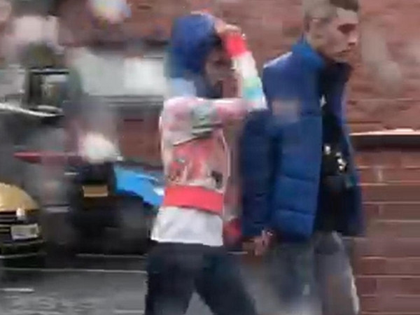 Bức ảnh cặp đôi đi dưới mưa khiến nhiều người thắc mắc.