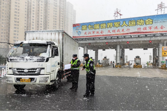 Chốt kiểm soát xe cộ ở Hồ Bắc. Ảnh chụp từ Tân Hoa xã.