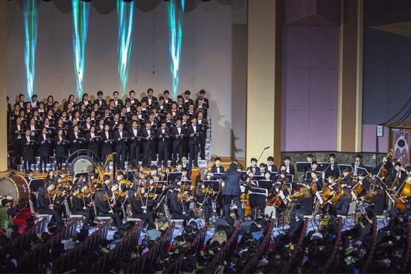 Ngôi trường này cũng có rất nhiều hoạt động và chương trình ngoài giờ học. Các đội biểu diễn được đầu tư công phu, hoành tráng.